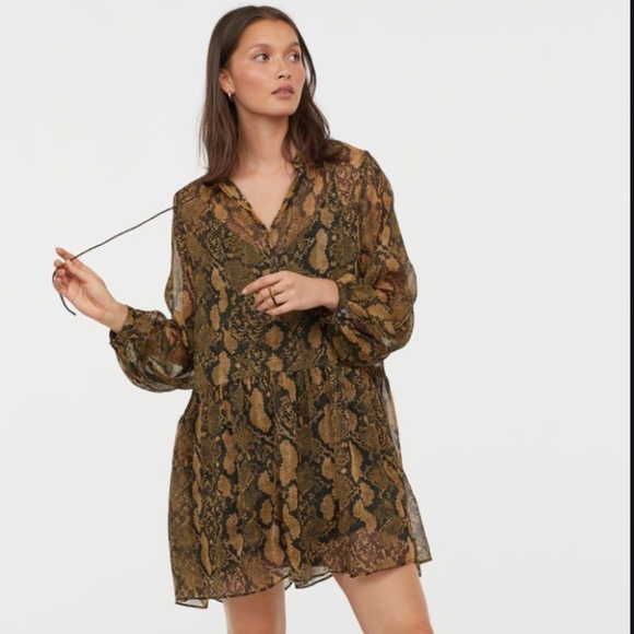H&M Dresses & Skirts - 🦃H&M Snake Print Wide-cut Chiffon Dress